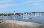 萨缪尔·德·尚普兰海滨大道上的无边泳池里有三个喷泉，几个人在附近涉水